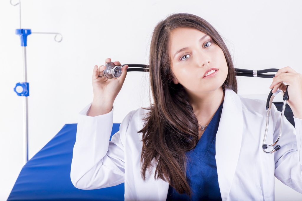 Dermatolog ze Świecia trzyma w ręku stetoskop